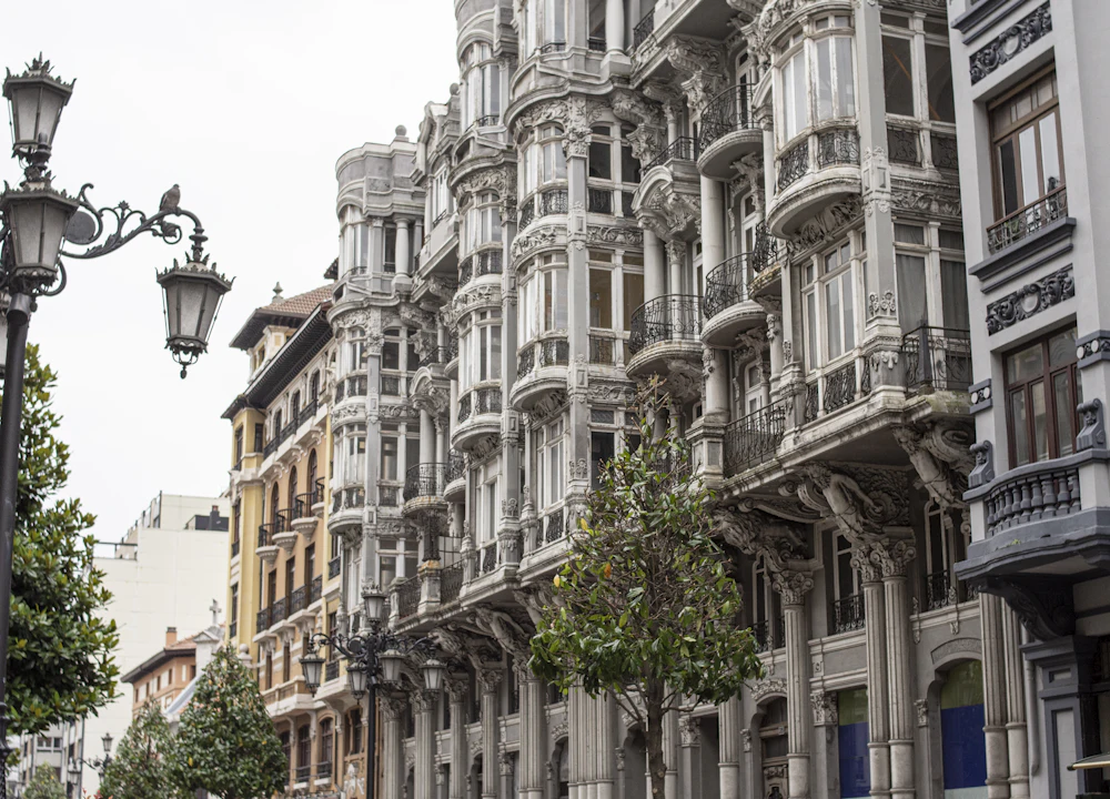 Galerías y miradores de un edificio señorial en el centro de Oviedo